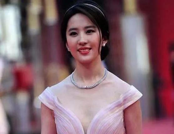 杨幂|8位女星的生图：杨幂腿不直，赵丽颖身材比例受争议
