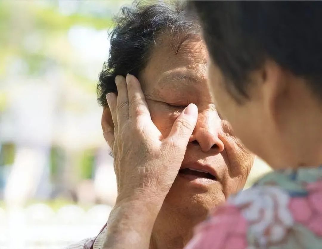 60多岁大婶哭诉:我被丈夫欺负了半辈子,丈夫瘫痪,我不想管他!