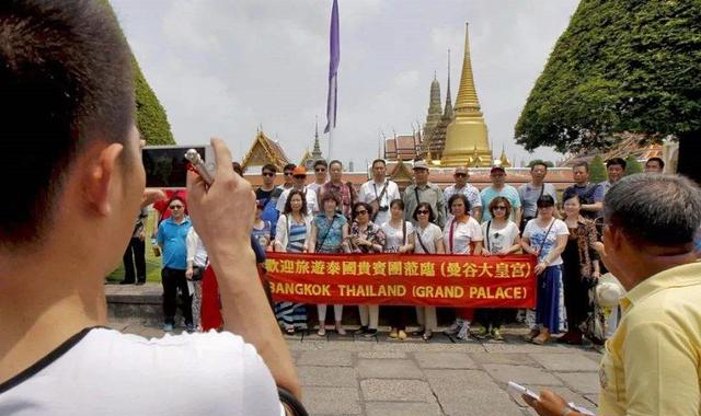 泰国旅游|在泰国旅游,中国游客遇到国王,应该跟着泰国人一起“跪拜”吗?