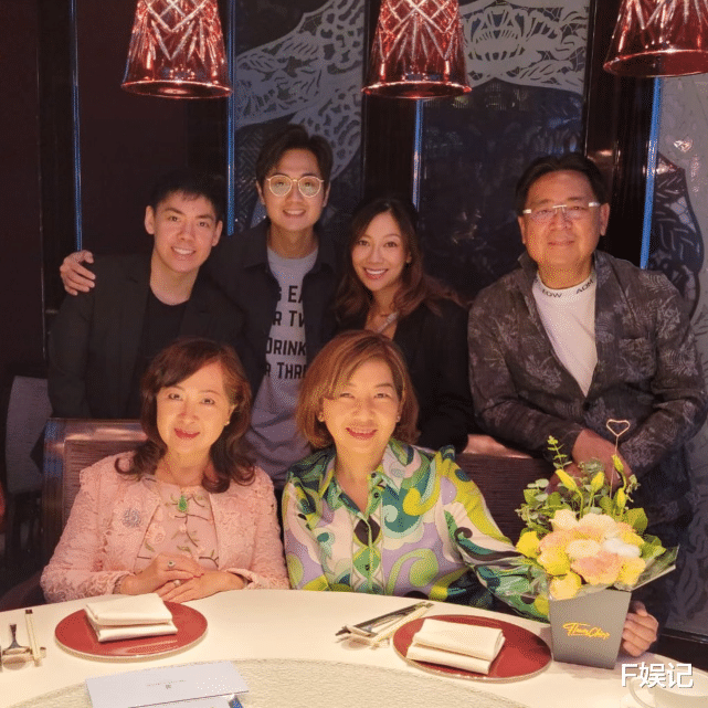 何雁诗|TVB小生郑俊弘与怀孕妻子何雁诗陪双方妈妈吃饭庆祝母亲节