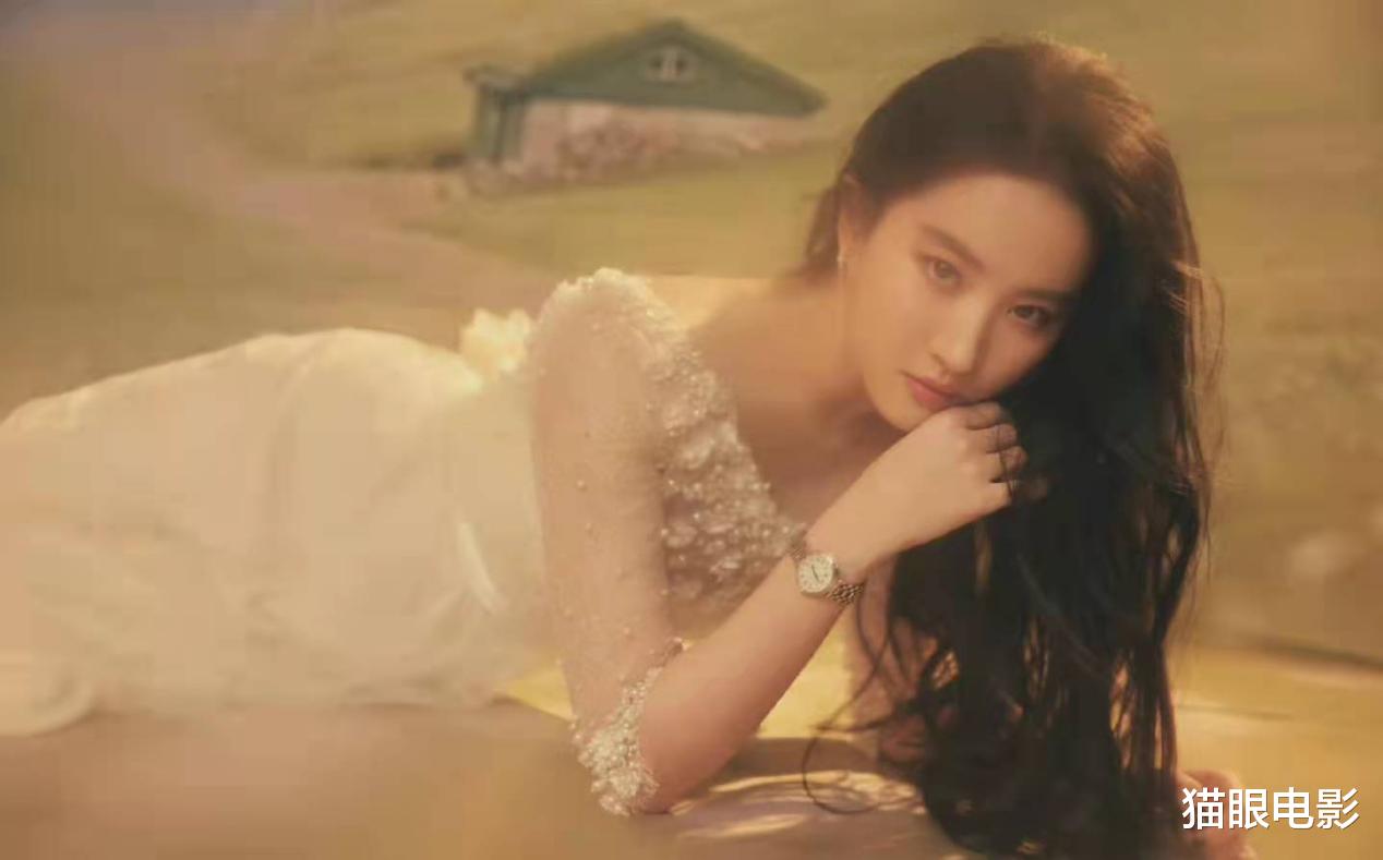 Angelababy|35岁刘亦菲穿白纱太仙了！复古珍珠裙美得像油画，网友：天仙下凡