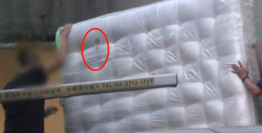 大S|大S具俊晔还床垫画面曝光，200万床垫上有超大块血渍引围观