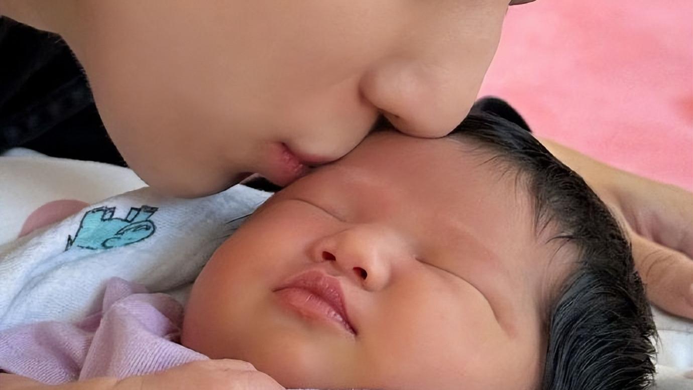 钟嘉欣|钟嘉欣三胎生女，晒一家五口的握手照，亲吻闭眼熟睡的女儿