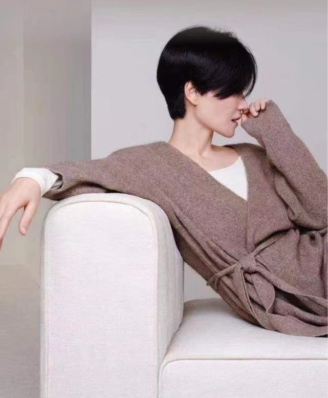 穿衣搭配 王菲久违露面形象大变!留微卷短发俏皮减龄,穿搭简单又大气