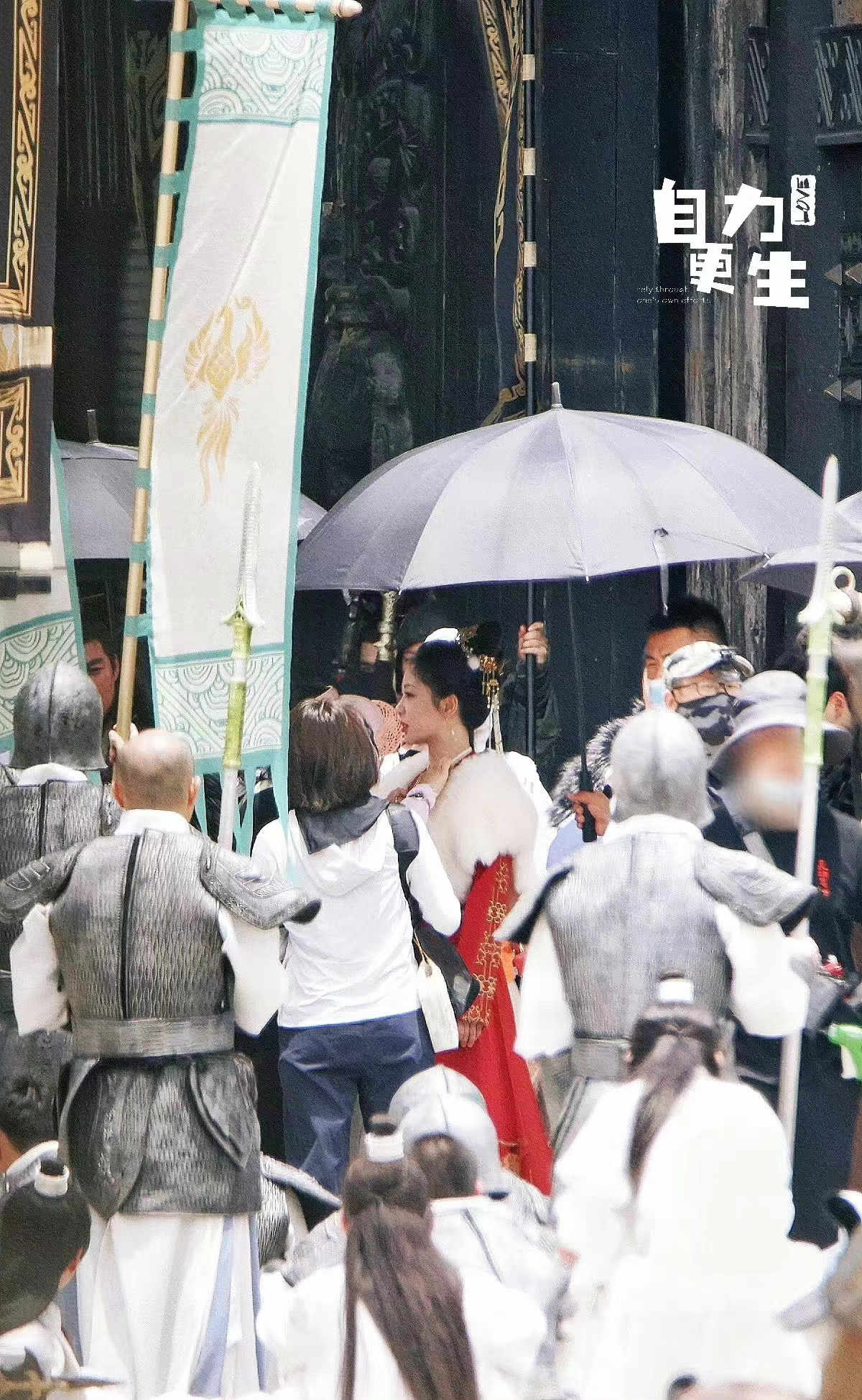 杨紫|不容易!杨紫《长相思》红衣路透,横店这么热的天穿着大毛领拍戏