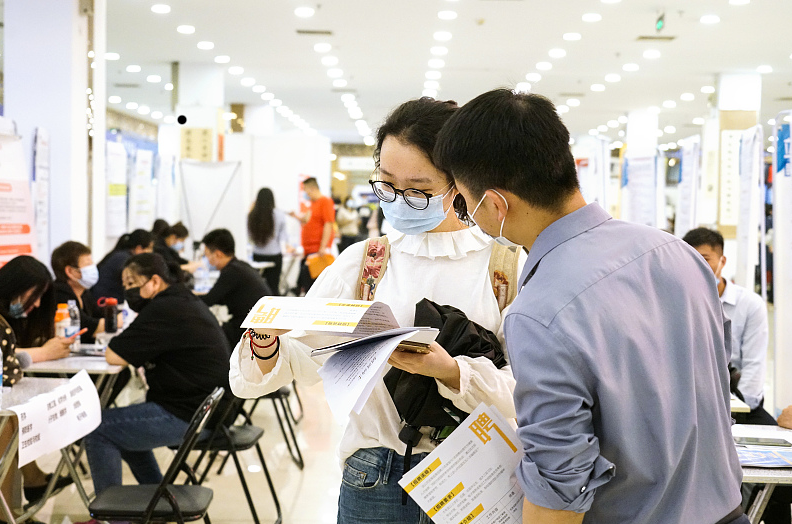 大学生|入职三年达到15万年薪，国企开出优厚条件，为何还是招不满大学生