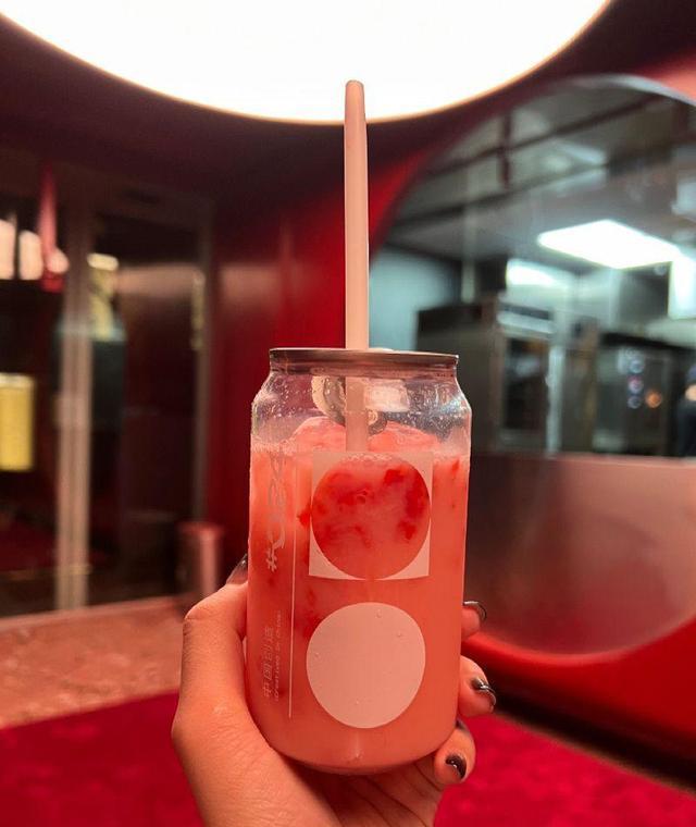 艺人力挺！欧阳娜娜艺术展被嘲土到爆！粉丝公开展会内部+收费反驳