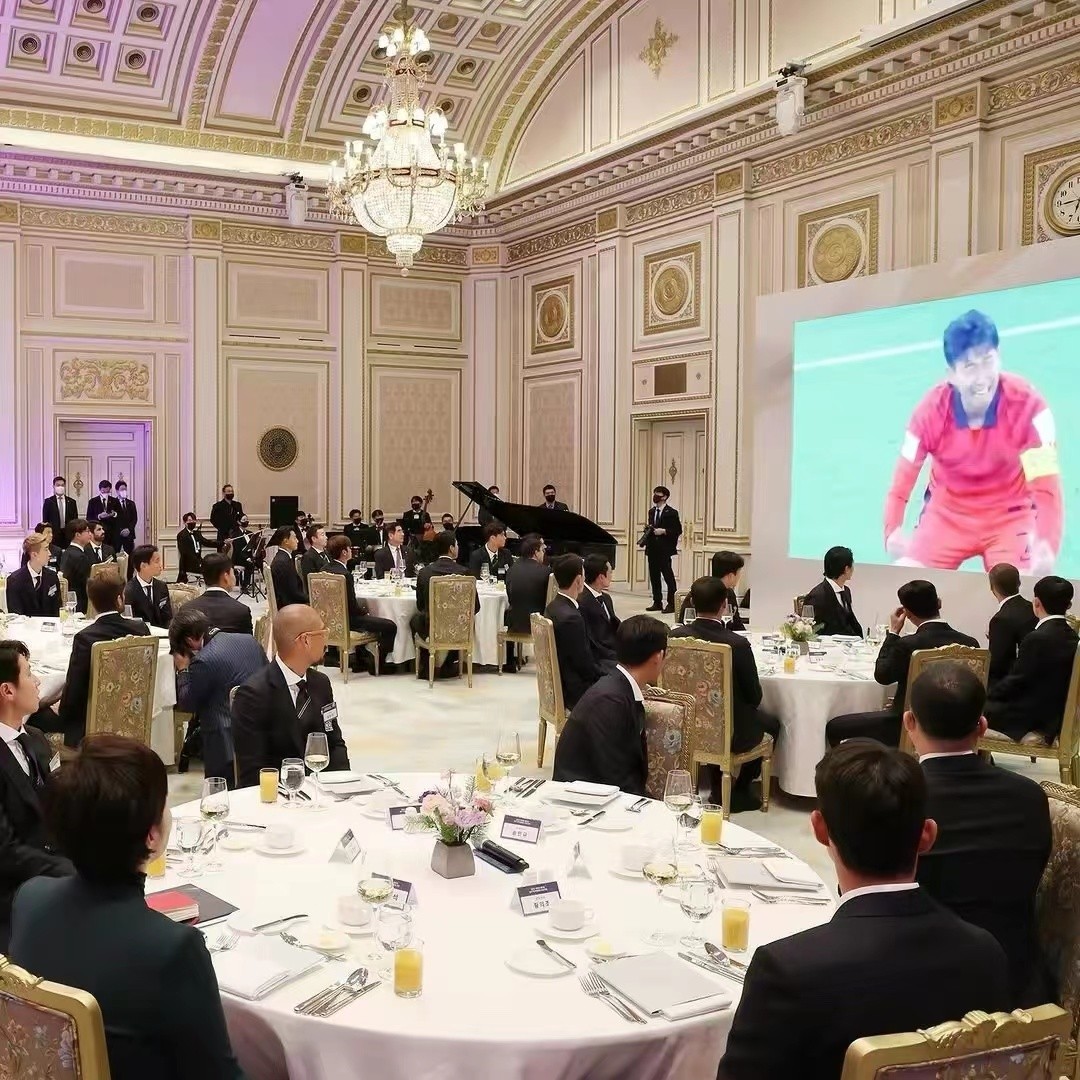 金建希 韩国总统夫妇为国足设宴！金建希穿小黑裙又惊艳了，为孙兴憨敬酒