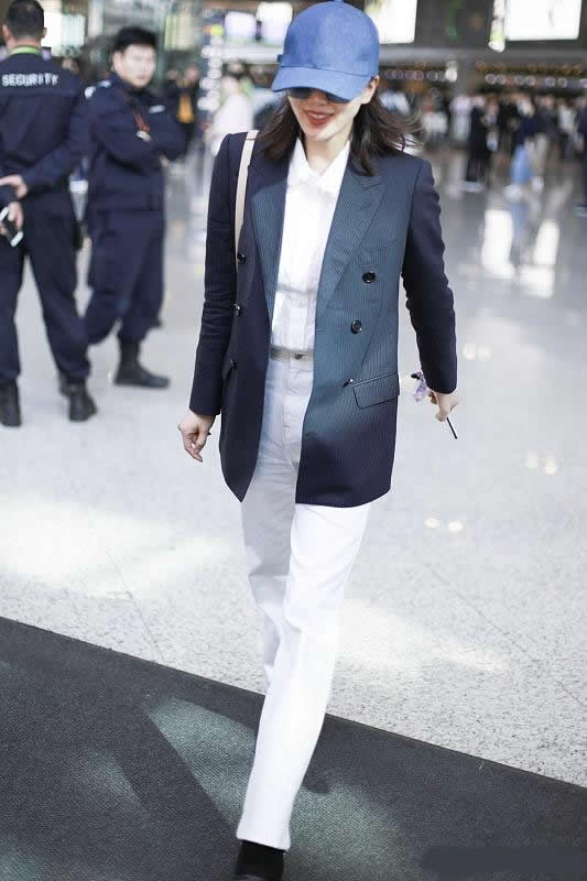 刘诗诗|刘诗诗穿深蓝西装搭配白色直筒裤走机场，帅气时髦很有气场