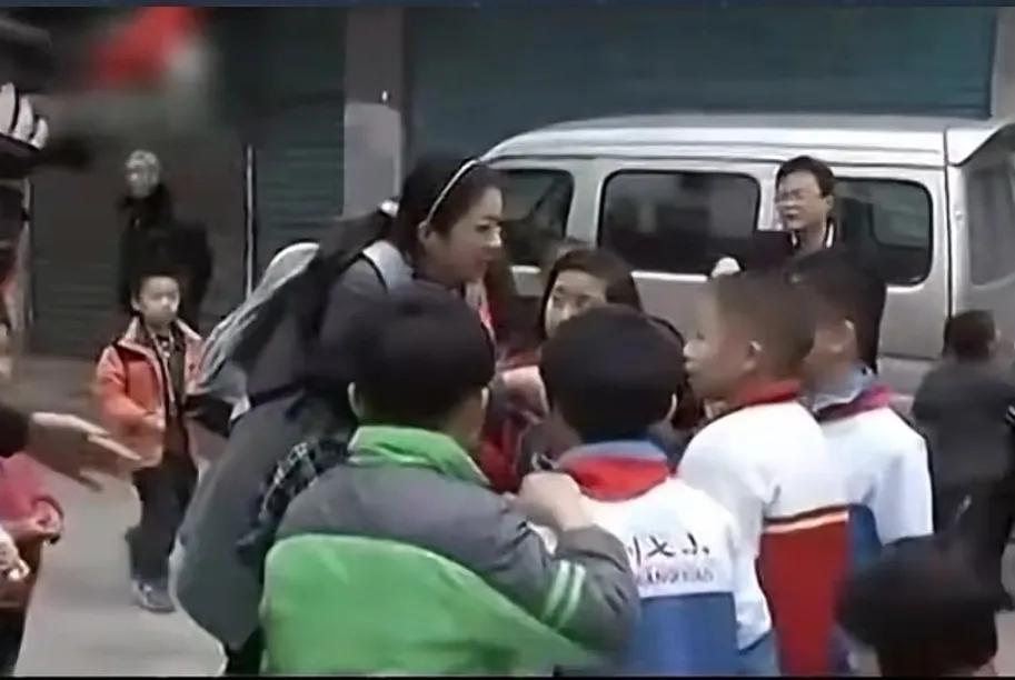 9岁男孩扶起摔倒老人反遭讹,真实情况是怎样