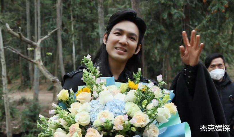 钟汉良|48岁钟汉良新剧颜值下滑,脸部皱纹多显苍老,被指与袁冰妍像父女