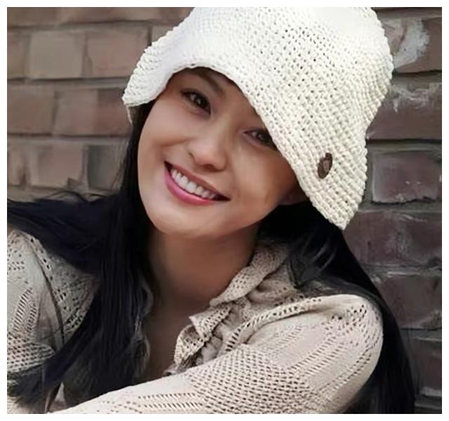 郝蕾|郝蕾：两婚两离后独自带双胞胎儿子艰难生活，43岁才跟父亲和解