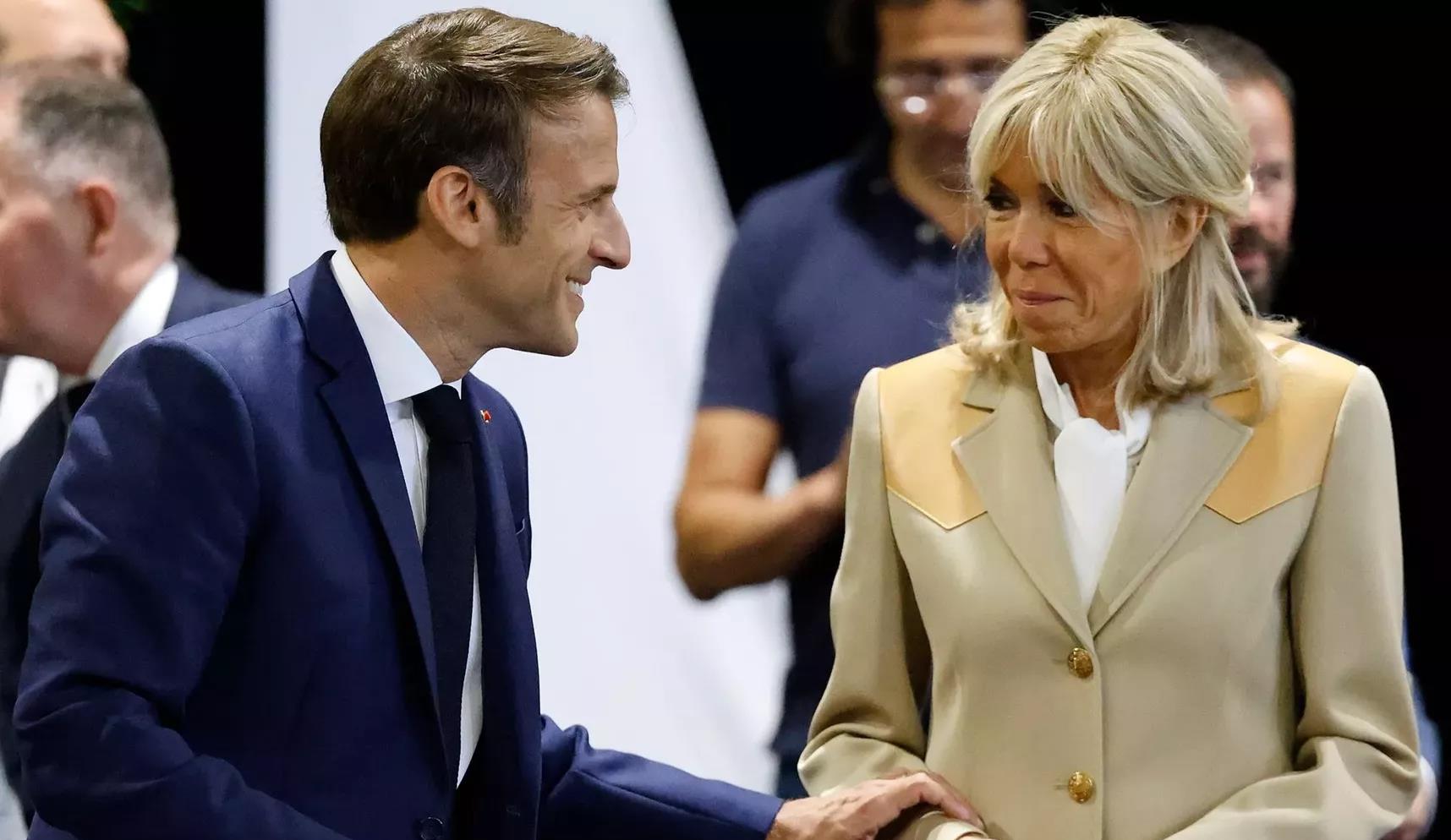 跑步 布里吉特度假归来后营业！换了发型挽着马克龙太甜，米色套装霸气