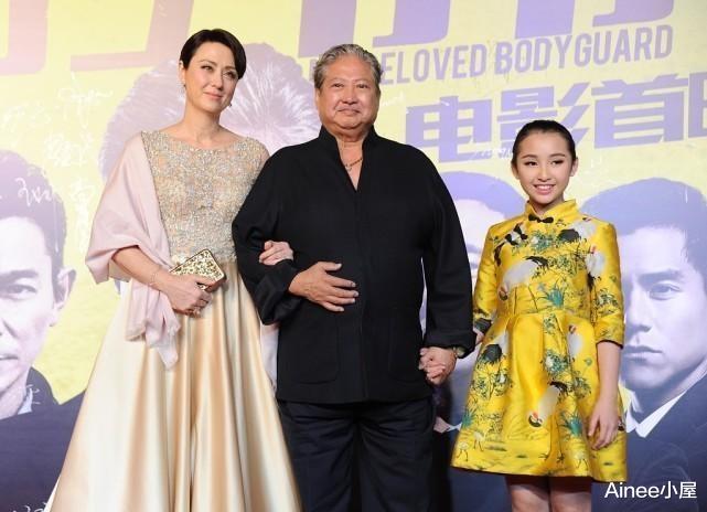 洪金宝|洪金宝二婚老婆真娇贵，都奔六十了穿礼裙还挺美，但肌肤挺真实