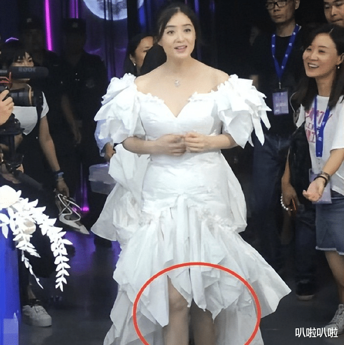 邓紫棋|看脸90斤,看腿150斤,这7位女星小脸配粗腿,身材太不协调