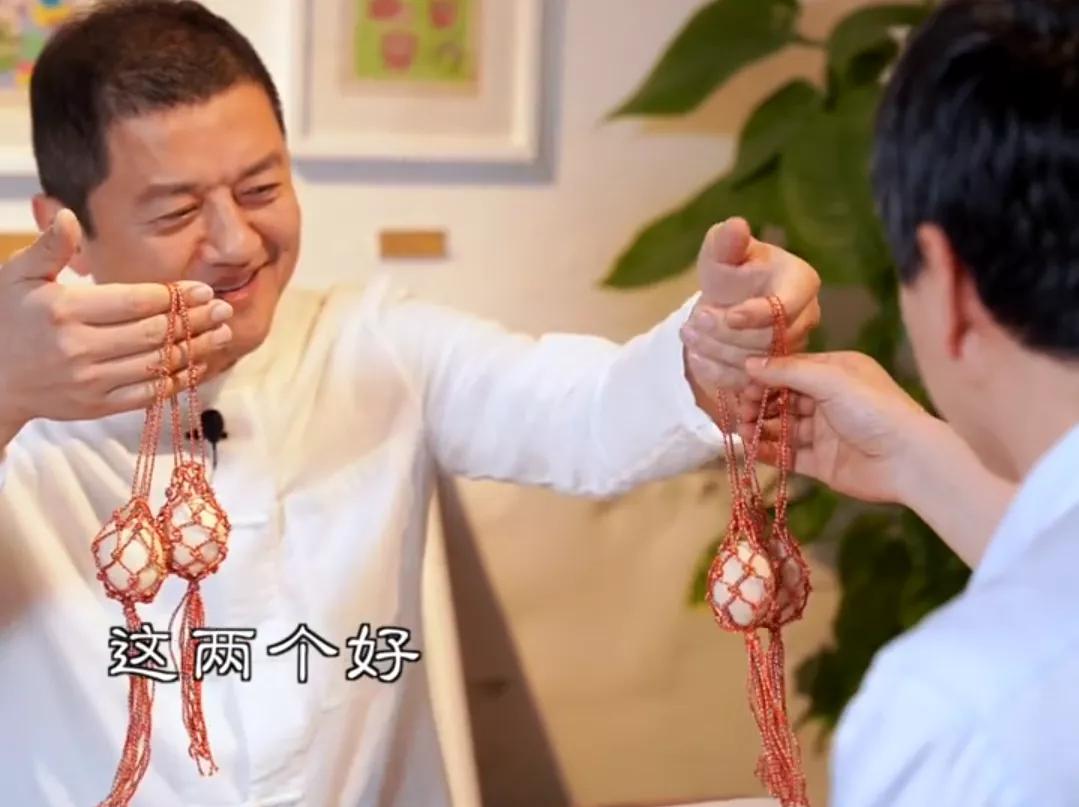 李亚鹏|50岁李亚鹏与友人一起“斗蛋”，吃五色饭，称发福还是消肉