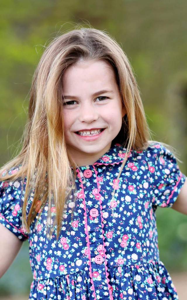 夏洛|6岁的夏洛特像一枚小变色龙！人前文静大方，人后鬼马精灵，萌翻了