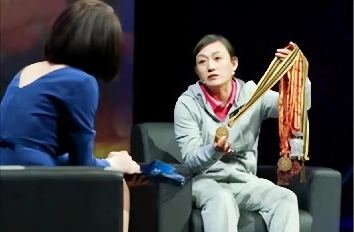 举重|举重冠军沦为搓澡工，退役后饱受男性特征困扰，如今结婚事业有成