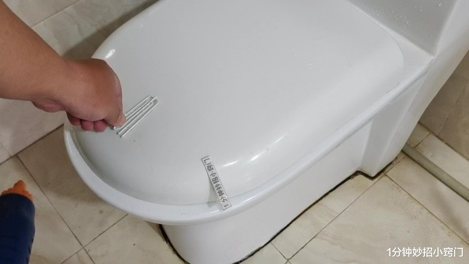 马桶上放个窗帘挂钩,真是厉害,好多人不知道有啥用,学一学