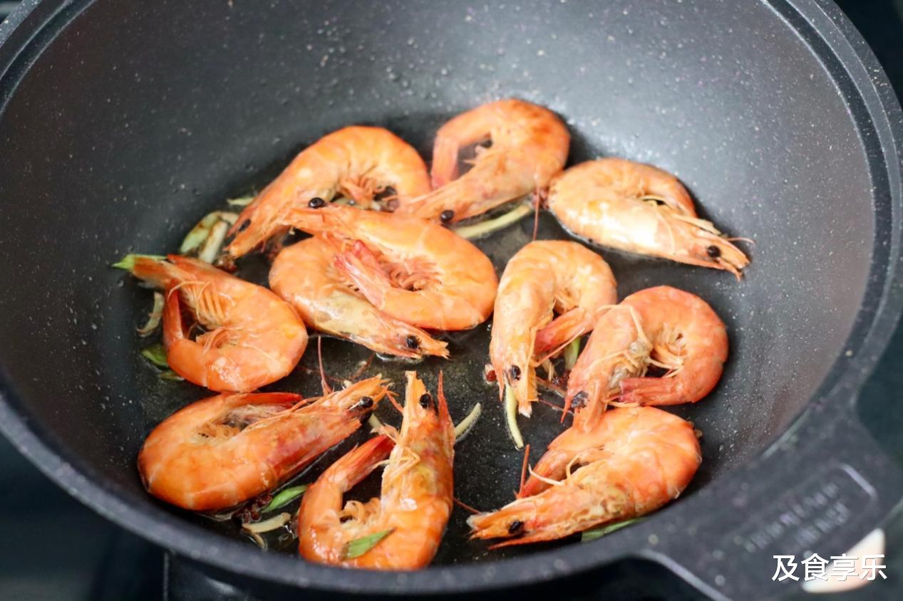 海鲜菇 减肥也不能亏待自己的胃，酸汤大虾海鲜菇，鲜香开胃，好吃又刷脂