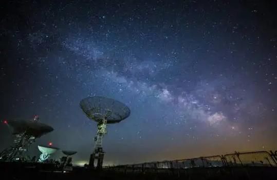 宇宙中发现了“超大水库”,其中的水含量是地球海洋的140万亿倍