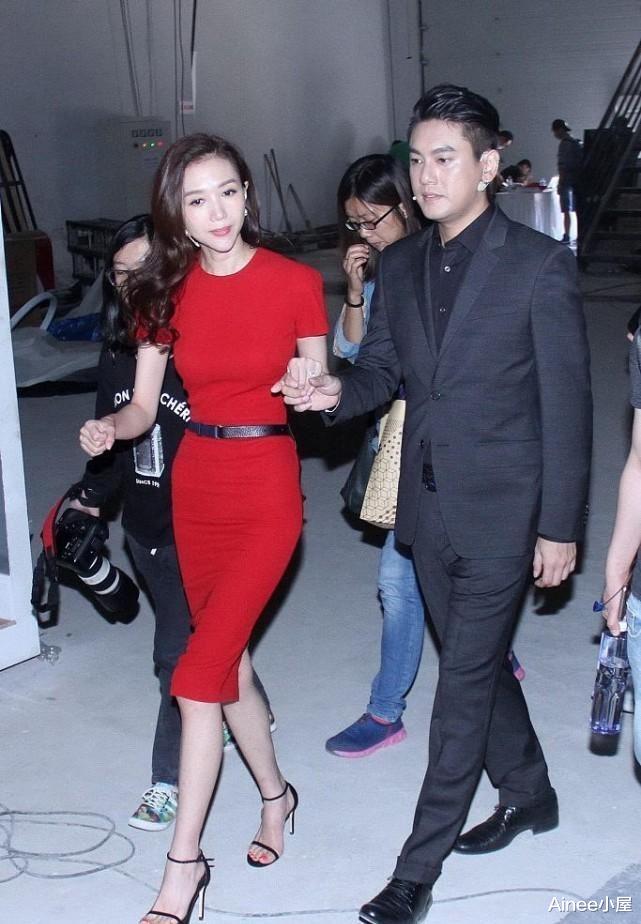 朱孝天|朱孝天妻子长这样,穿红裙配皮腰带显出骨感身材,模特气质太浓了