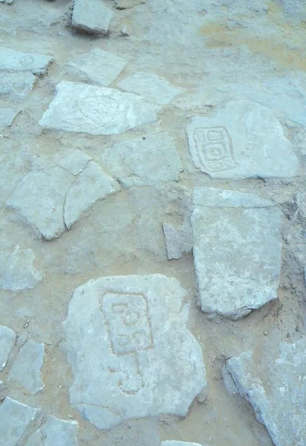石峁遗址的铺路石上出现谜样符号，直到今天，符号意义也没有揭晓