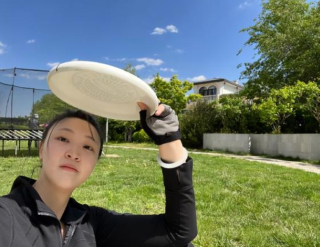 |女神惠若琪与丈夫出游晒靓照!两人互动超甜,结婚四年仍如初恋