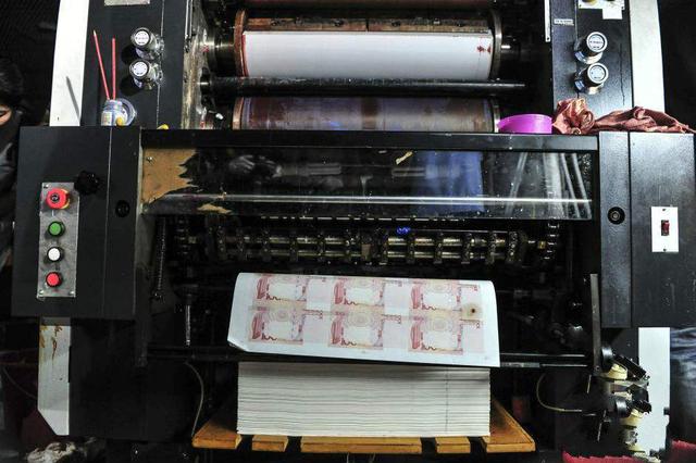 2020年东北男子坚持冬天装修，引警方怀疑，侦破国内最大假钞案