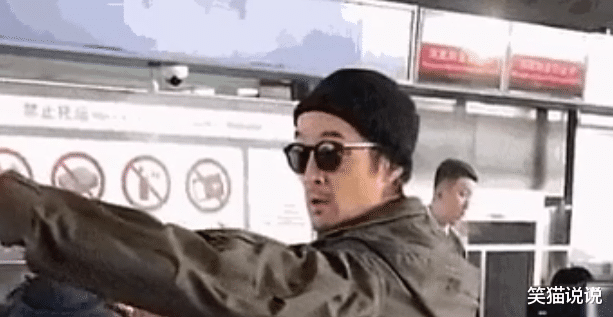 Angelababy|?杨颖机场被路人拿手机怼脸拍照，一路尾随搭话，本尊一笑而过现高素质！