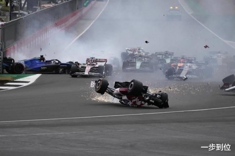 周冠宇|太险了！F1英国大奖赛周冠宇陷五人发车事故 被担架抬出场意识清醒