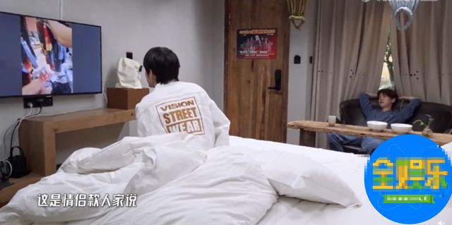 鹿晗|鹿晗关晓彤被偶遇！关晓彤穿男友衣服秀恩爱，鹿晗帽子价格太离谱