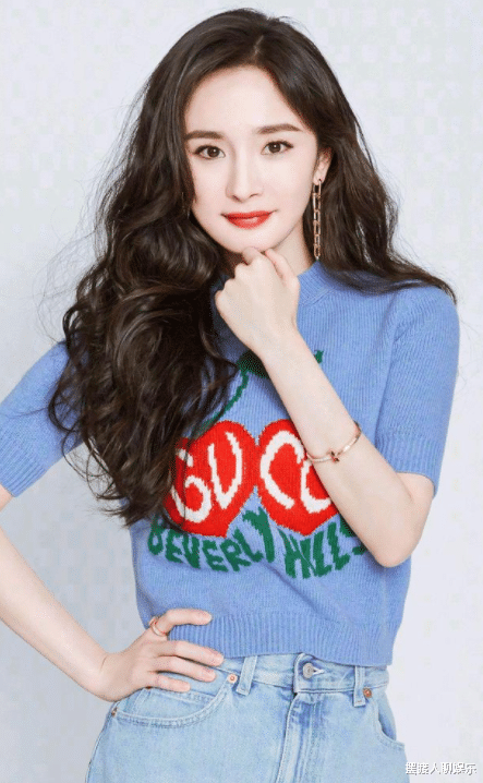 杨幂|杨幂又上热搜，与年轻帅哥一同进小区，网友：难道有新恋情？