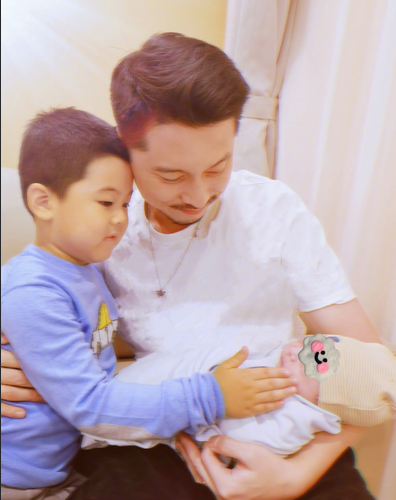 李小萌|李小萌首晒二胎正脸！儿子穿浴袍人字拖超可爱，眼睛嘴巴太像爸