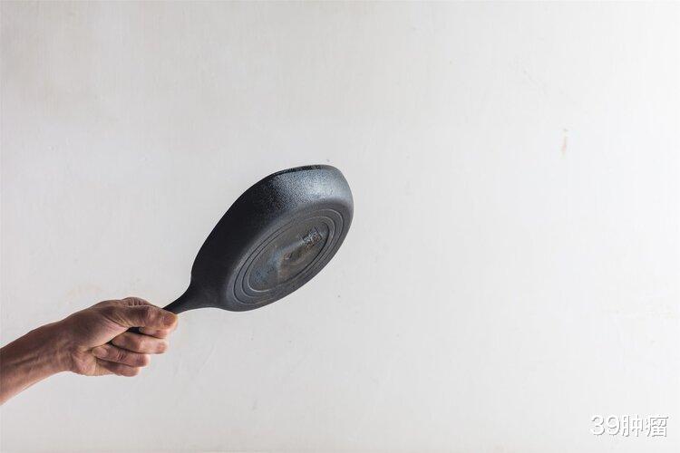 不粘锅|新研究:不粘锅涂层是塑料,小划痕可释放百万级微塑料进入食物