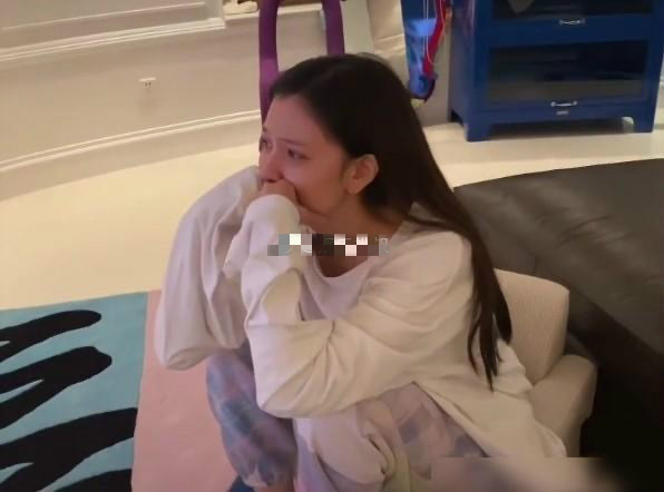 宋妍霏 宋妍霏分手后抹眼泪，脱妆后颜值皮肤依旧抗打，心疼漂亮姐姐