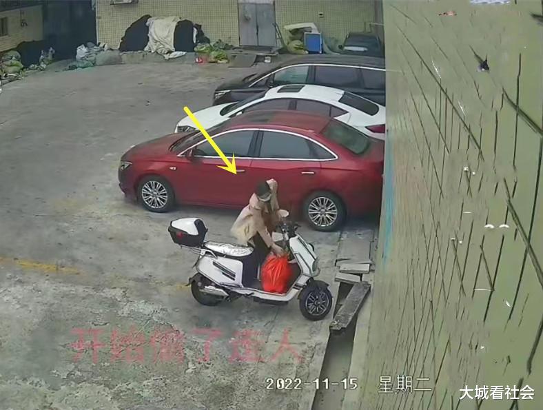 偷菜?福建一女子把菜放电动车,连着2天都被偷,怒蹲3天抓到大妈