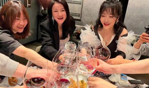 陈紫函|陈紫函过47岁生日，穿泡泡纱小裙子，网友：竟然比老公大9岁