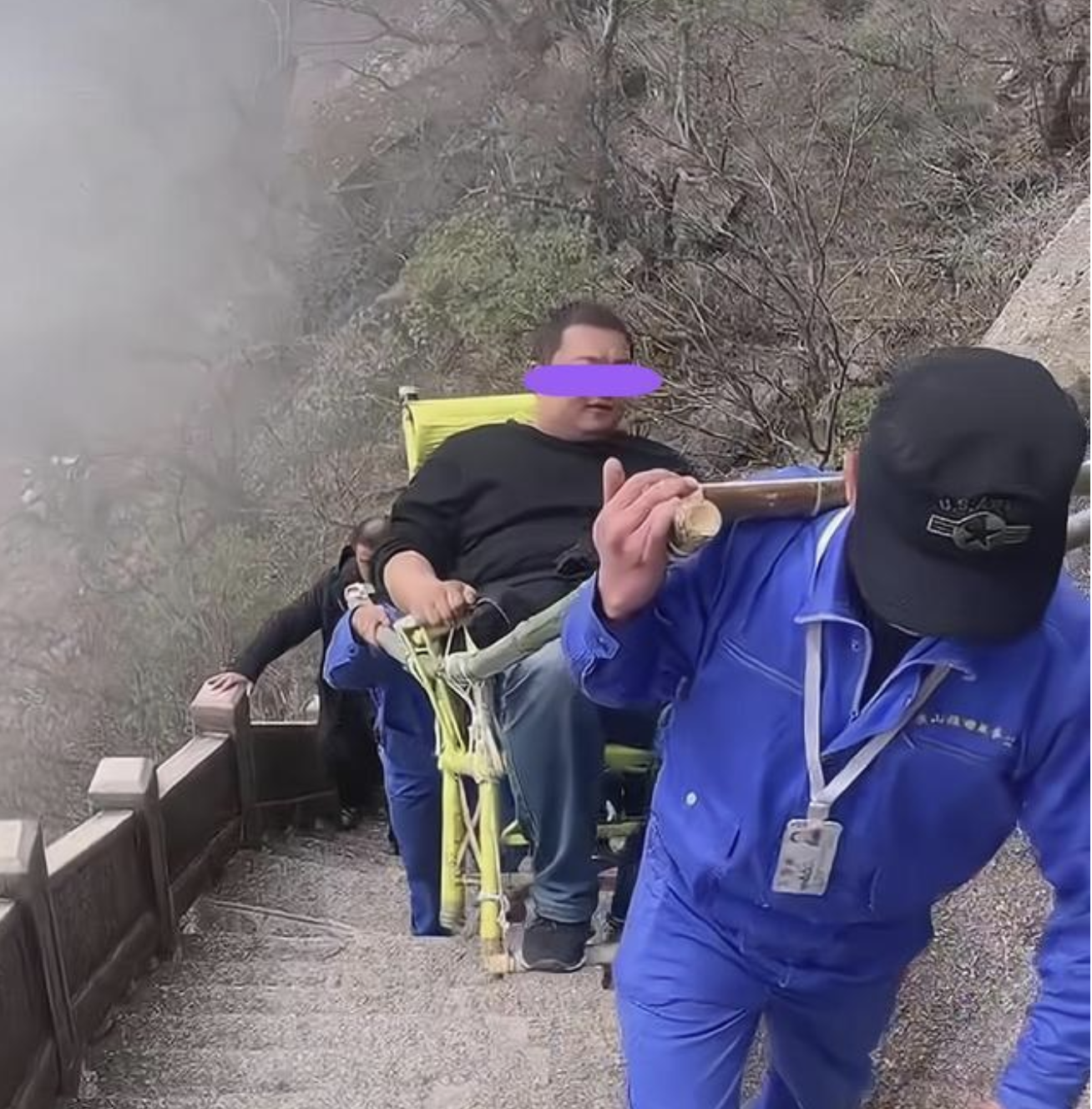 男子爬山时雇人抬轿子上山,花了3000块,网友:不贵