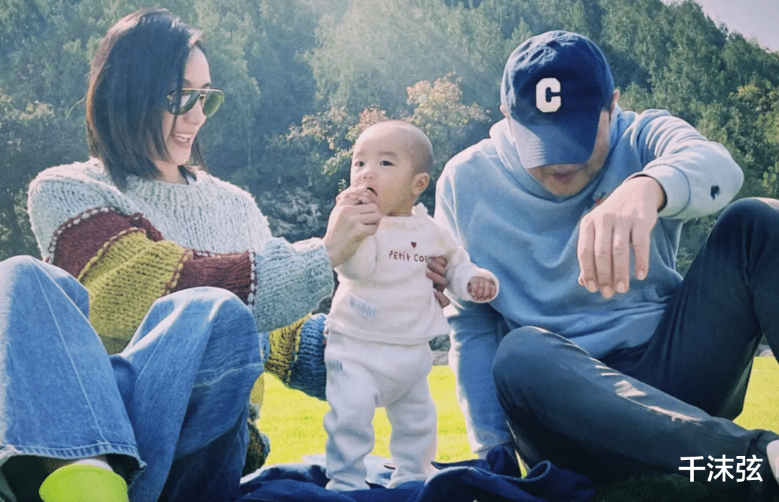 李亚鹏|李亚鹏多次晒女儿秀幸福！与娇妻穿同款拍情侣照，被指像两代人