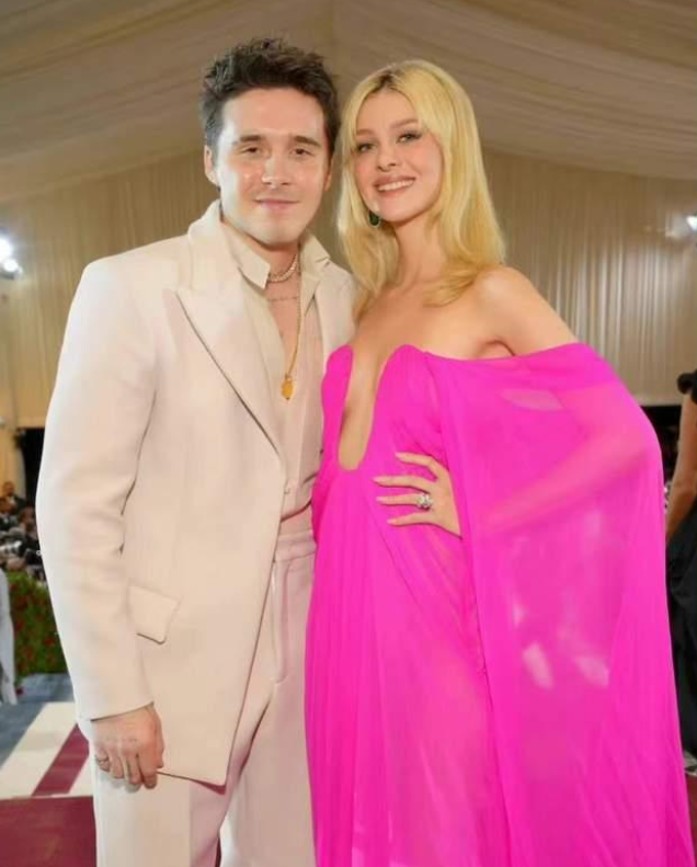 粉色|大布携娇妻亮相MetGala！妮可拉粉色长裙气场全开，大布略显颓废