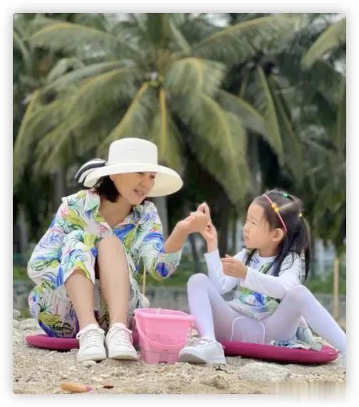 老江湖|闫学晶儿子晒一家三口照片,未见母亲身影,疑似与赵家班一起过节