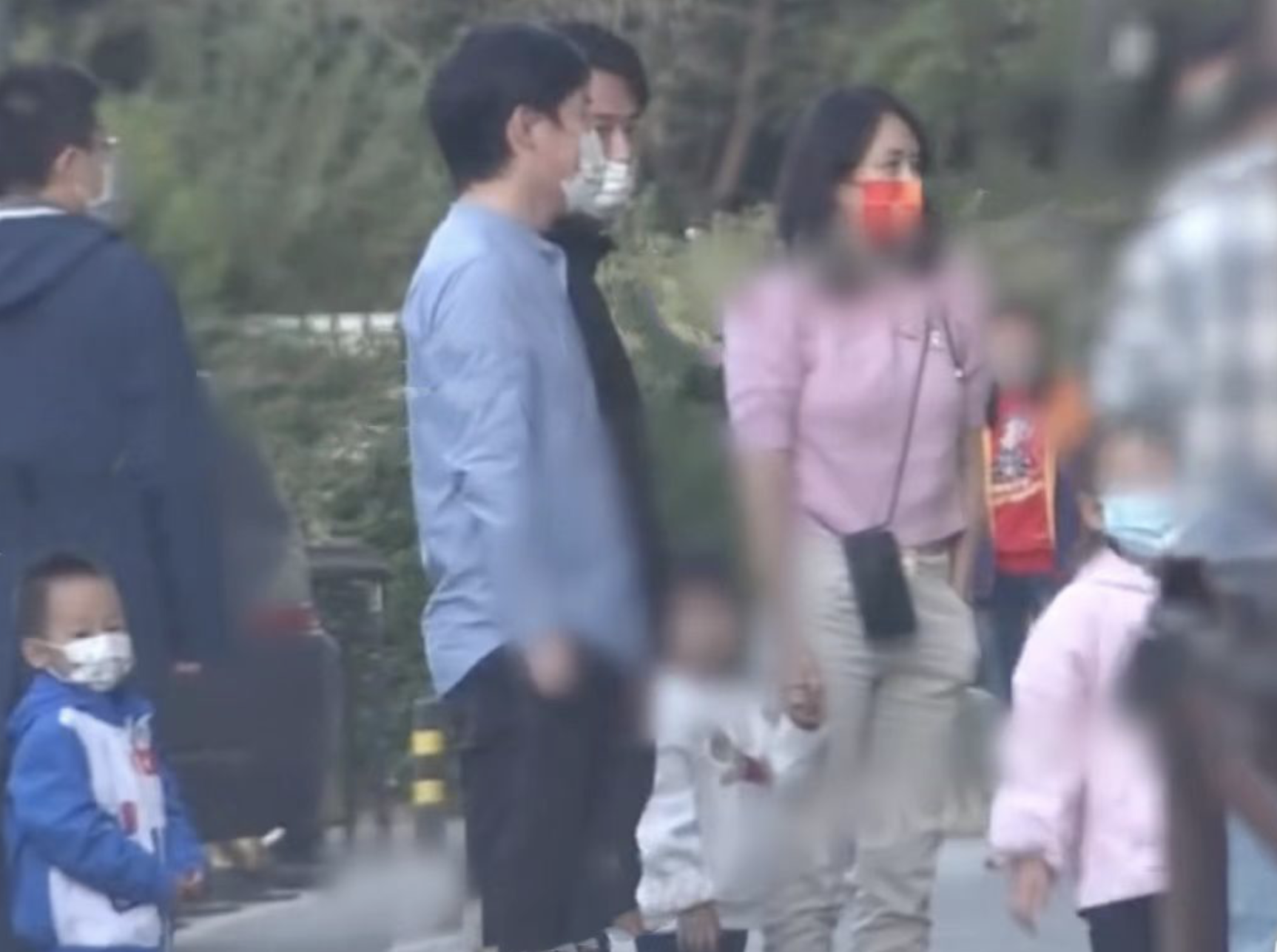 章子怡|章子怡汪峰带娃出游，围着儿子互动和拍照，弟弟向妈妈撒娇求抱抱