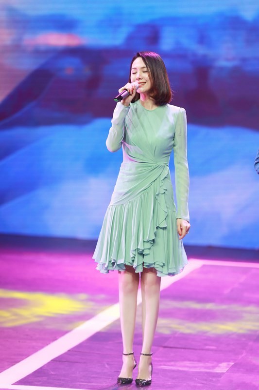 程莉莎：被丈夫要求穿裙不能短过膝，但打扮仍满满的女人味