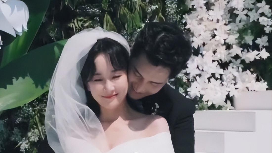 张檬|张檬小五三亚婚礼现场：双方互戴戒指，在一片花海中甜蜜拥吻