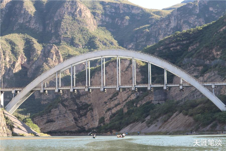 秦岭|这里美得令人心醉，风景撩人珍珠湖，铁路拱桥架南北