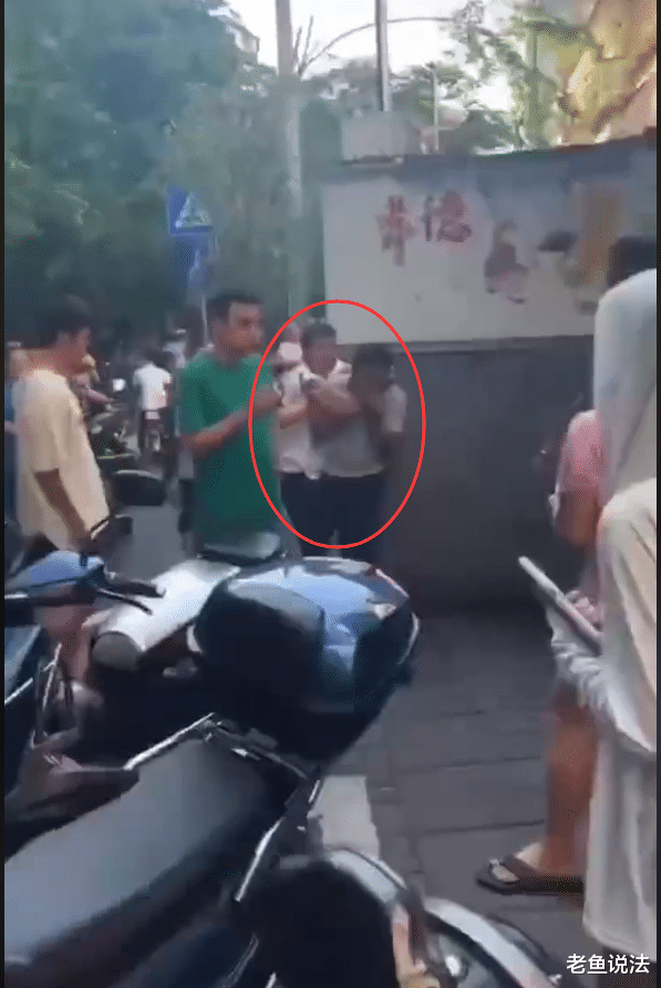 因自己母亲被辱骂,男子一路追打对方,将其怼在墙上怒掐对方脖子