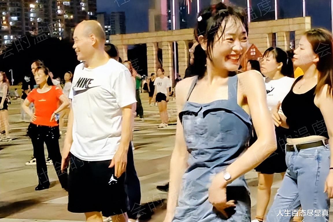女孩 女孩跳广场舞大汗淋漓，大叔不忍直视：姑娘，瘦成这样就别跳了