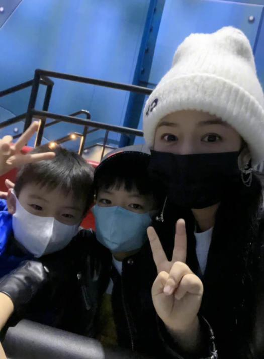 陈妍希|陈妍希带孩子出游，儿子正面照被好友曝光，打扮酷帅似缩小版陈晓