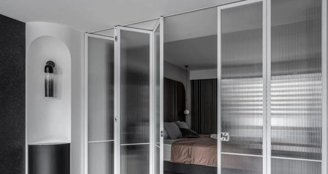 卧室床不靠窗,巧用隔断又轻松隔一间房,一点空间不浪费,聪明!